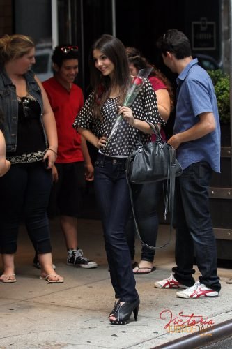 Victoria Justice Feet Toes And Soles 804