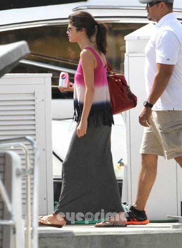 Selena Gomez Feet Toes And Soles 2010