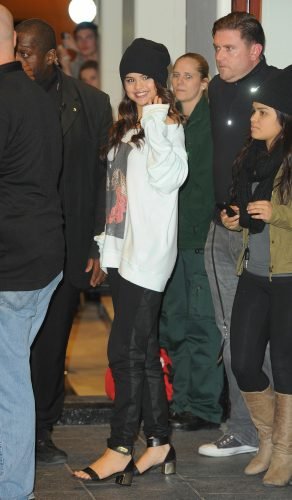 Selena Gomez Feet Toes And Soles 2047