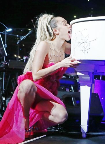 Miley Cyrus Feet Toes And Soles 1030