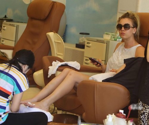 Kaley Cuoco Feet Toes And Soles 490