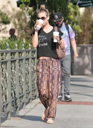 Kaley Cuoco Feet Toes And Soles 524