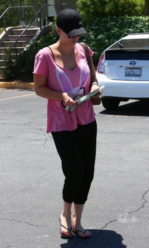 Kaley Cuoco Feet Toes And Soles 552