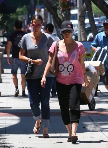 Kaley Cuoco Feet Toes And Soles 555