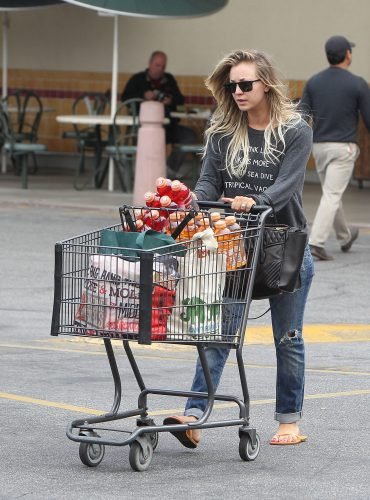 Kaley Cuoco Feet Toes And Soles 576