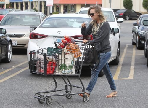 Kaley Cuoco Feet Toes And Soles 579