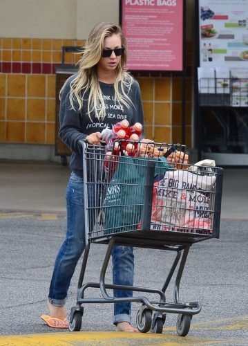 Kaley Cuoco Feet Toes And Soles 583