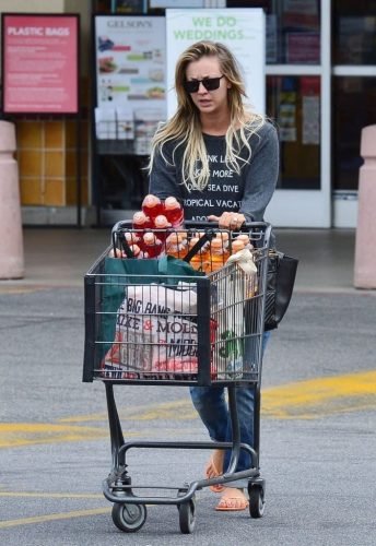 Kaley Cuoco Feet Toes And Soles 587
