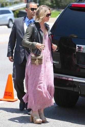 Kaley Cuoco Feet Toes And Soles 688