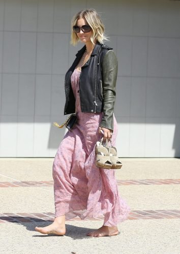 Kaley Cuoco Feet Toes And Soles 696