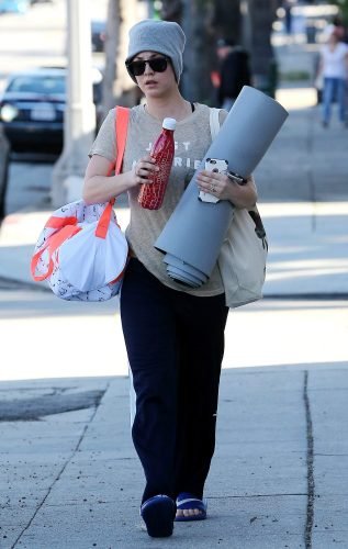 Kaley Cuoco Feet Toes And Soles 771