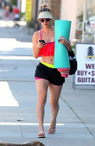 Kaley Cuoco Feet Toes And Soles 874