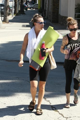 Kaley Cuoco Feet Toes And Soles 919