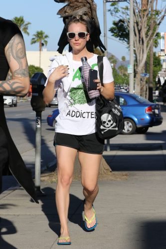 Kaley Cuoco Feet Toes And Soles 957