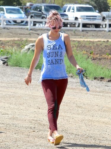 Kaley Cuoco Feet Toes And Soles 974