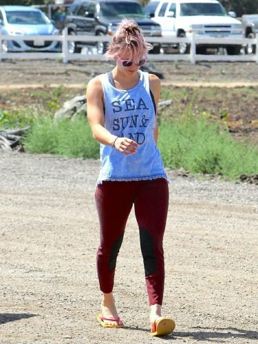 Kaley Cuoco Feet Toes And Soles 981