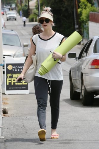 Kaley Cuoco Feet Toes And Soles 986