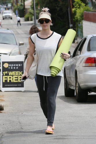 Kaley Cuoco Feet Toes And Soles 992