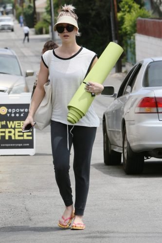 Kaley Cuoco Feet Toes And Soles 993