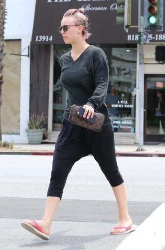 Kaley Cuoco Feet Toes And Soles 1017