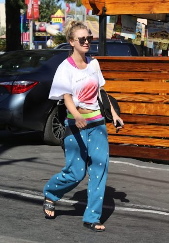 Kaley Cuoco Feet Toes And Soles 1032