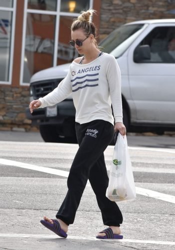 Kaley Cuoco Feet Toes And Soles 1125