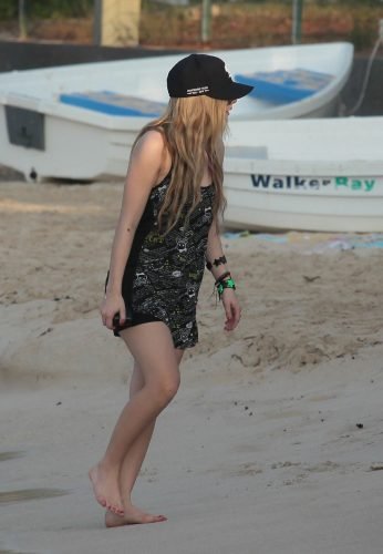 Avril Lavigne Feet Toes And Soles 220