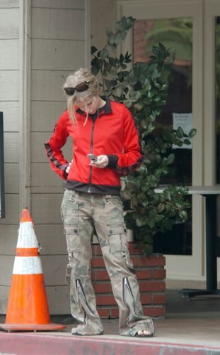 Avril Lavigne Feet Toes And Soles 404