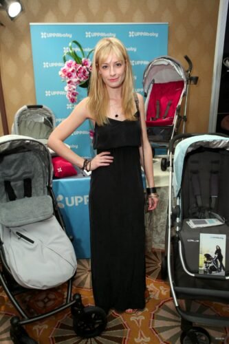 Beth Behrs Feet Toes And Soles 16