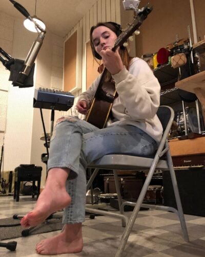 Kaitlyn Dever Feet Toes And Soles 114