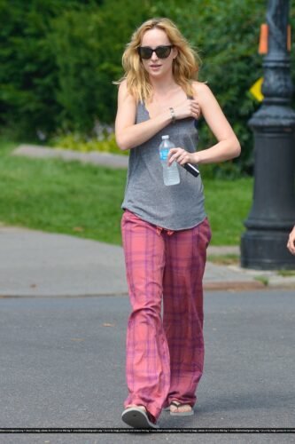 Dakota Johnson Feet Toes And Soles 82