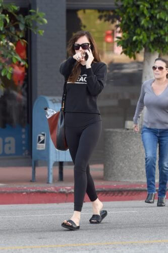 Dakota Johnson Feet Toes And Soles 973