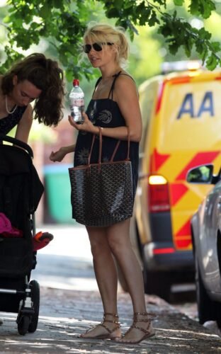 Holly Willoughby Feet Toes And Soles 1025