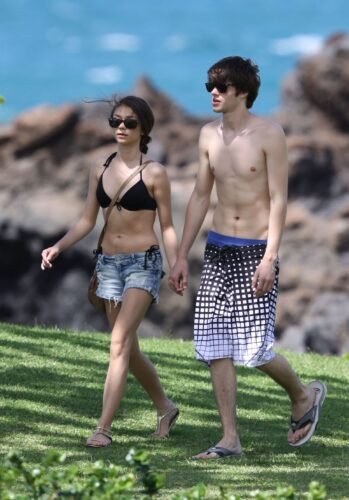 Sarah Hyland Feet Toes And Soles 11