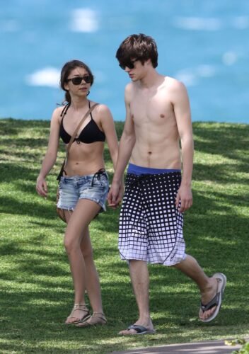 Sarah Hyland Feet Toes And Soles 12