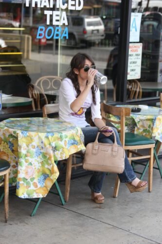 Sarah Hyland Feet Toes And Soles 124