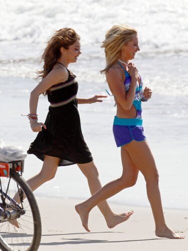 Sarah Hyland Feet Toes And Soles 175