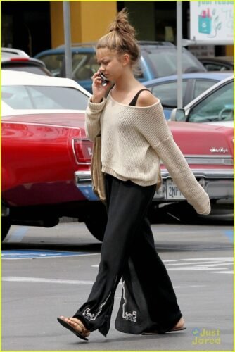 Sarah Hyland Feet Toes And Soles 193