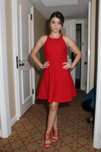 Sarah Hyland Feet Toes And Soles 557