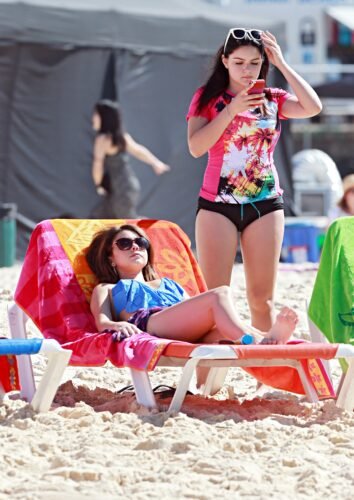 Sarah Hyland Feet Toes And Soles 584