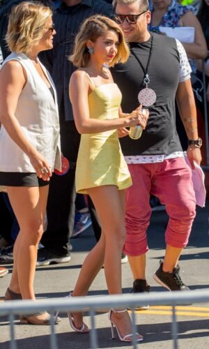 Sarah Hyland Feet Toes And Soles 975