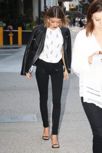 Sarah Hyland Feet Toes And Soles 1035