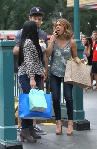 Sarah Hyland Feet Toes And Soles 1294