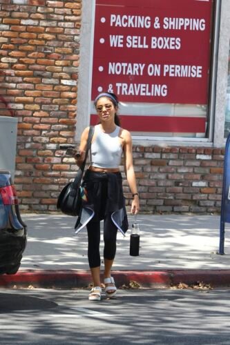 Sarah Hyland Feet Toes And Soles 1573