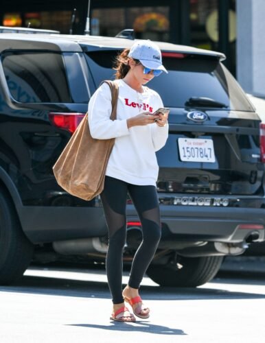 Sarah Hyland Feet Toes And Soles 1584