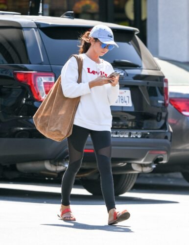 Sarah Hyland Feet Toes And Soles 1585