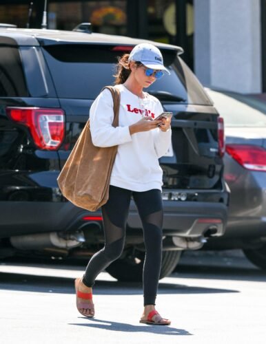 Sarah Hyland Feet Toes And Soles 1586