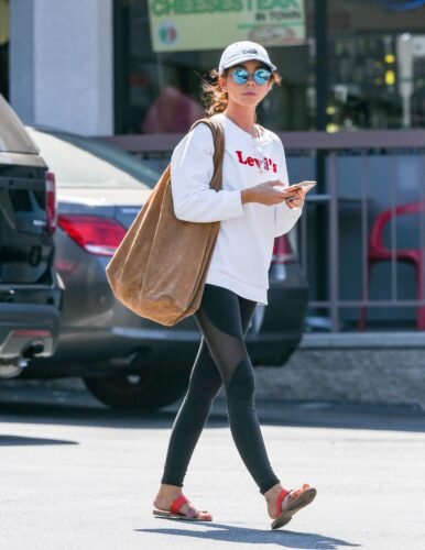 Sarah Hyland Feet Toes And Soles 1590