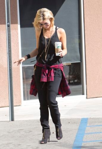 Delta Goodrem Feet Toes And Soles 264