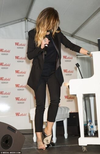 Delta Goodrem Feet Toes And Soles 395